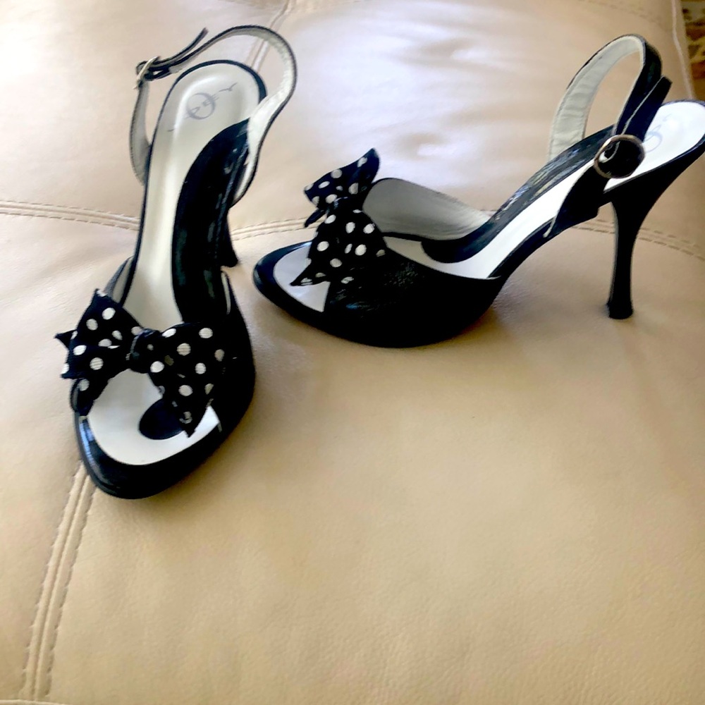Joey dressy 4 inch black heels.Excellent condition Black patent leather with bow